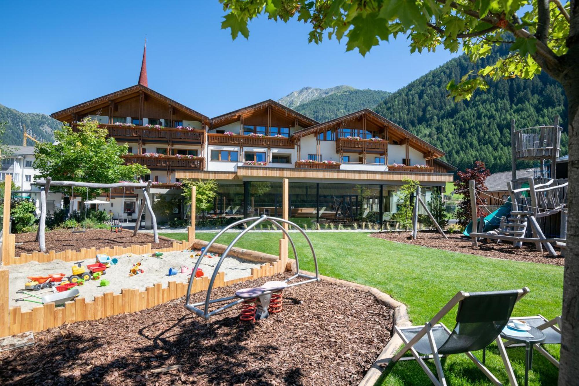 Familienhotel Huber Valles Exterior photo